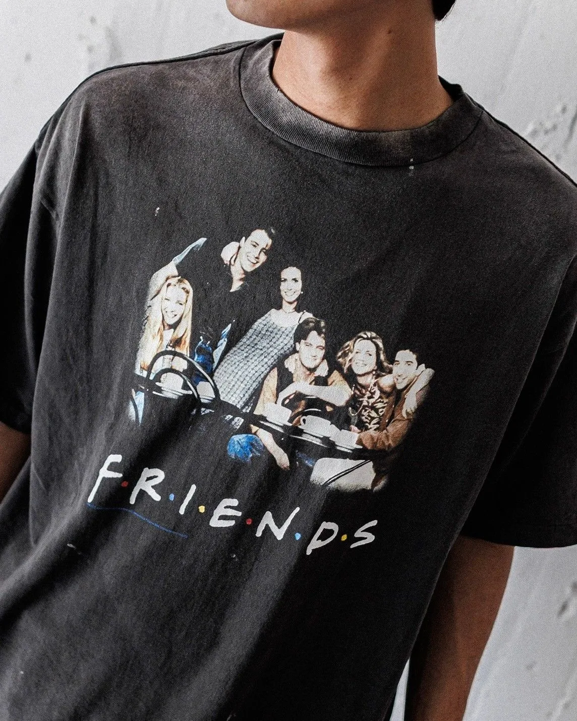 SAINT Mxxxxxx × FRIENDS FRD_SS TEE/FRIENDS/BLK Friends co-branded TEE. Black stills TEE. Washed black S-XL. The ceiling of American dramas. A must-have for sentiment. Asut ready-to-wear wash water and distressed treatment. Domestic top printing factory. God restored. Correct accessories. Friends co-branded wash.